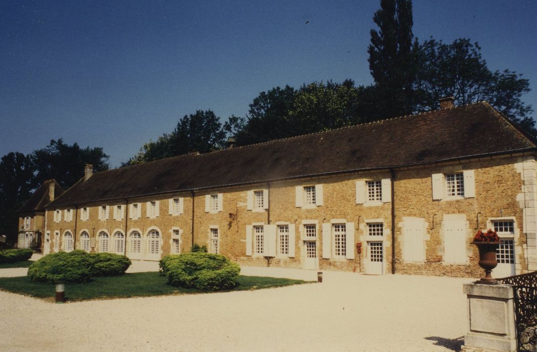 Château : Communs nord, façade sud, vue générale