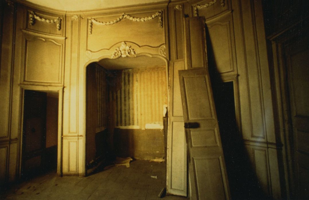 Château : Corps principal, 1er étage, aile sud, chambre, vue partielle