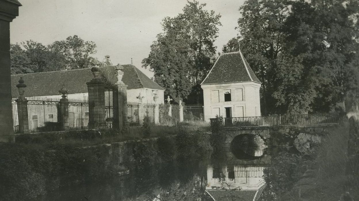 Château : Grilles d’accès ouest à la cour des communs, vue générale