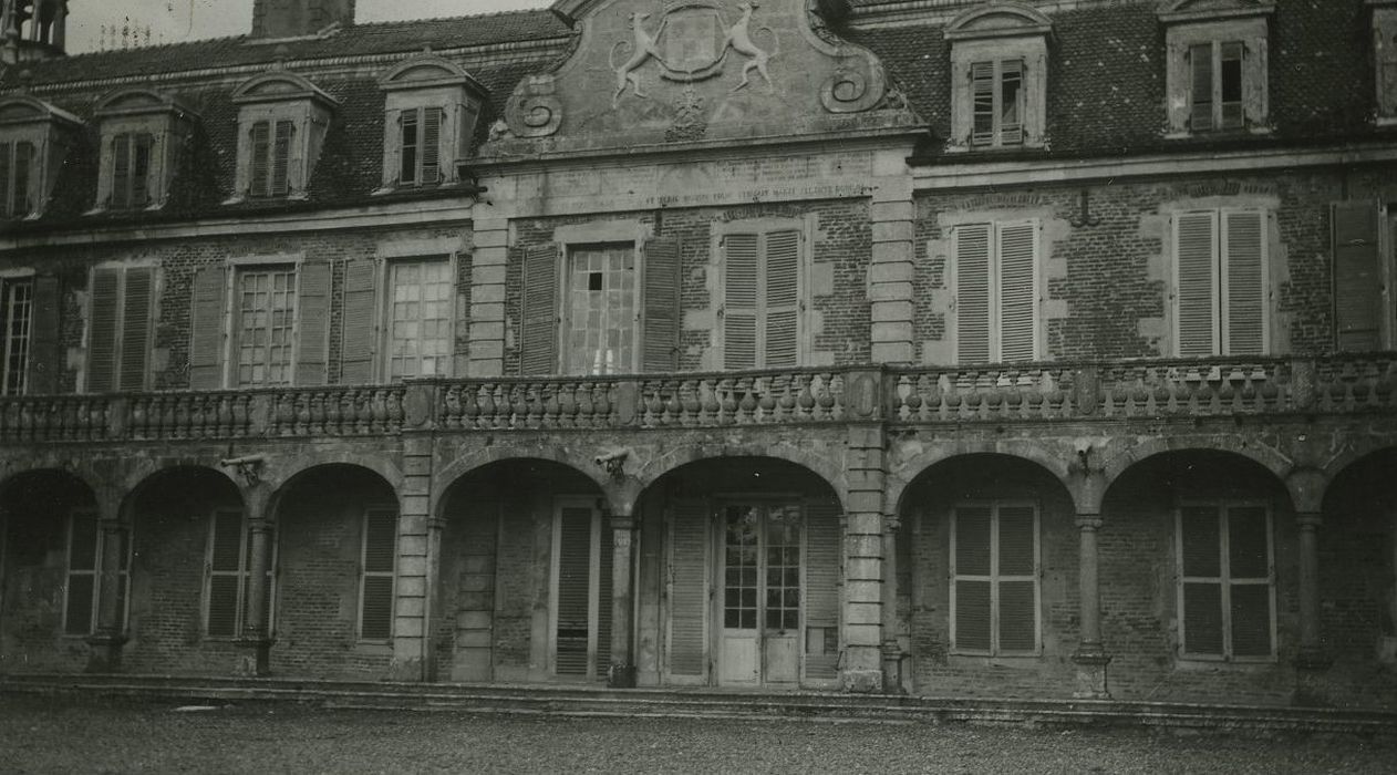 Château : Cour d’honneur, aile est, façade ouest, vue partielle