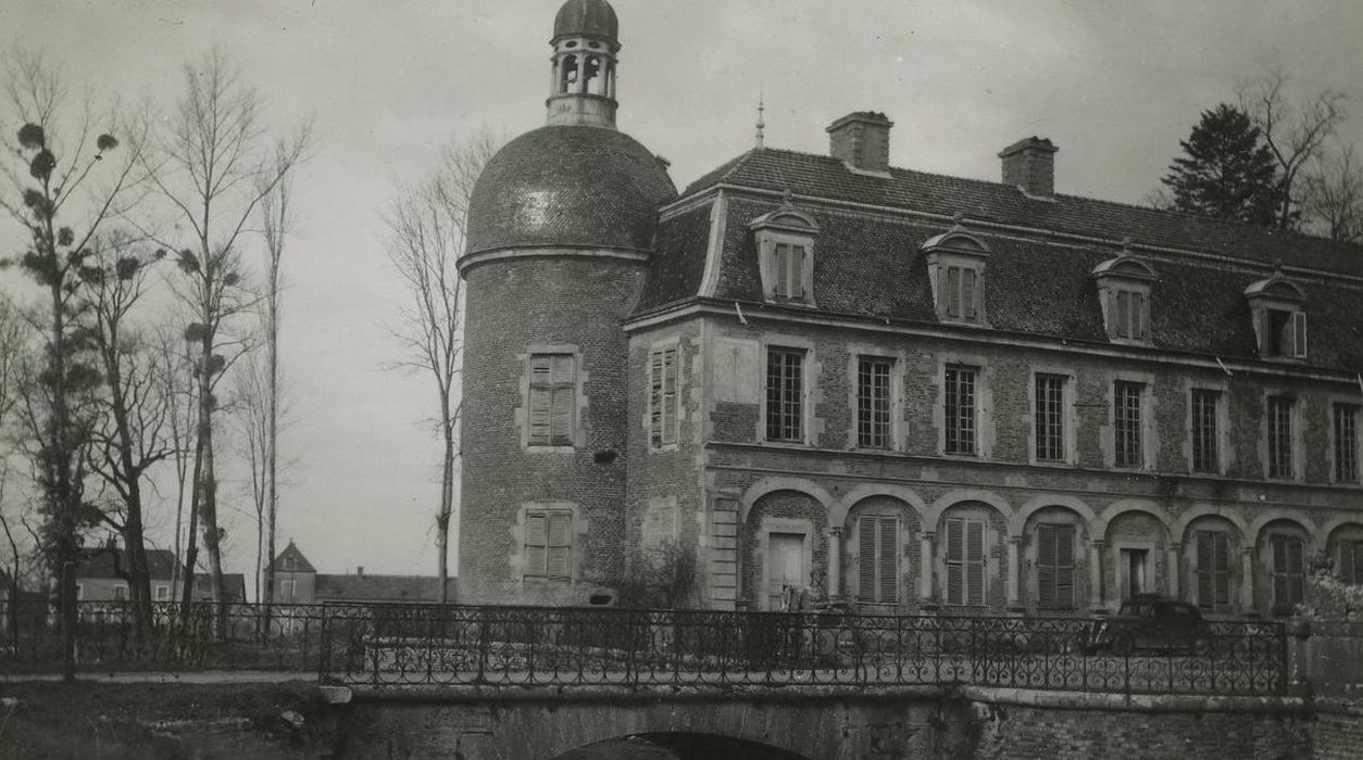 Château : Cour d’honneur, aile nord, façade sud, vue partielle