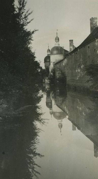 Château : Douves nord, vue générale