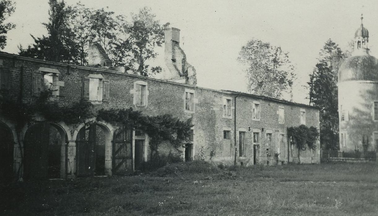 Château : Communs, aile nord, façade sud, vue générale