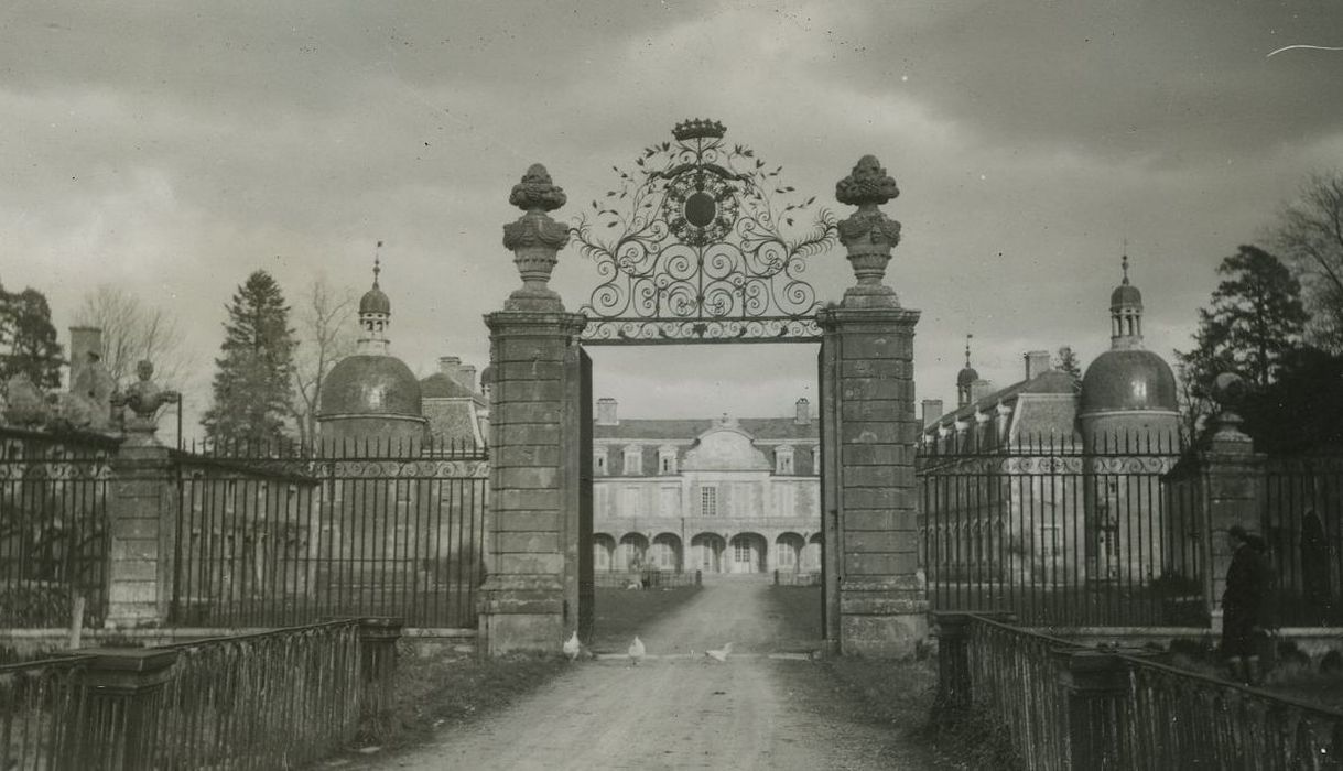 Château : Grilles d’accès ouest, vue générale