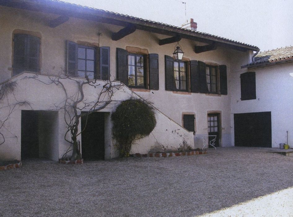 "Maison dite de " Benoît-Raclet ", sise au hameau de la Pierre : Façade sur cour, vue partielle"