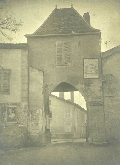 Enceinte fortifiée : Porte ouest, élévation ouest, vue générale