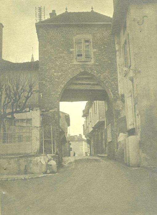 Enceinte fortifiée : Porte est, élévation est, vue générale