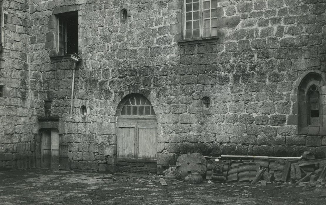 Château de Montvallat : Cour intérieure, aile sud, façade nord, vue partielle