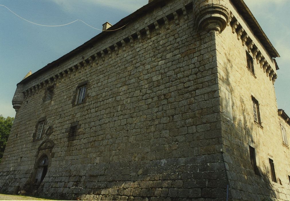 Château de Montvallat : Aile sud, façades sud et est, vue générale