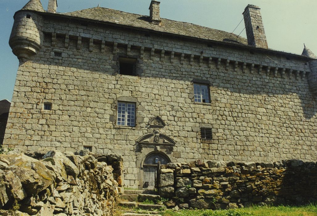 Château de Montvallat : Aile sud, façade sud, vue générale