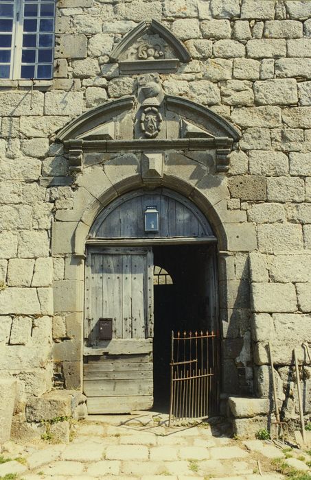 Château de Montvallat : Façade sud, portail d’accès, vue générale