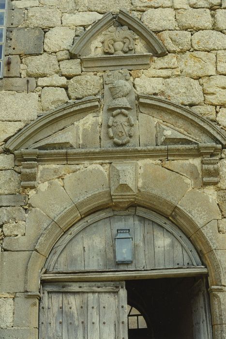 Château de Montvallat : Façade sud, portail d’accès, vue partielle