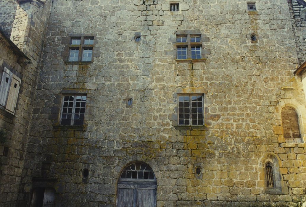 Château de Montvallat : Cour intérieure, aile sud, façade nord, vue partielle