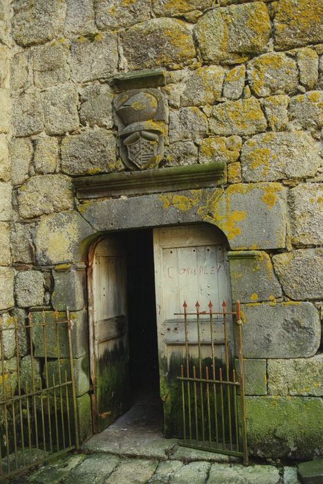 Château de Montvallat : Cour intérieure, aile sud, façade nord, porte d’accès, vue générale