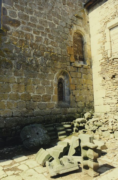 Château de Montvallat : Cour intérieure, aile sud, façade nord, vue partielle