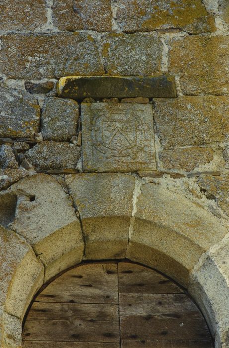 Château de Montvallat : Cour intérieure, aile sud, façade nord, détail d’un blason sculpté