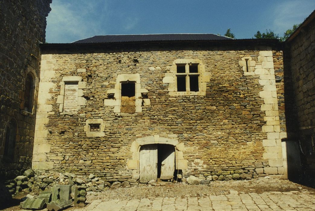 Château de Montvallat : Cour intérieure, aile ouest, façade est, vue générale