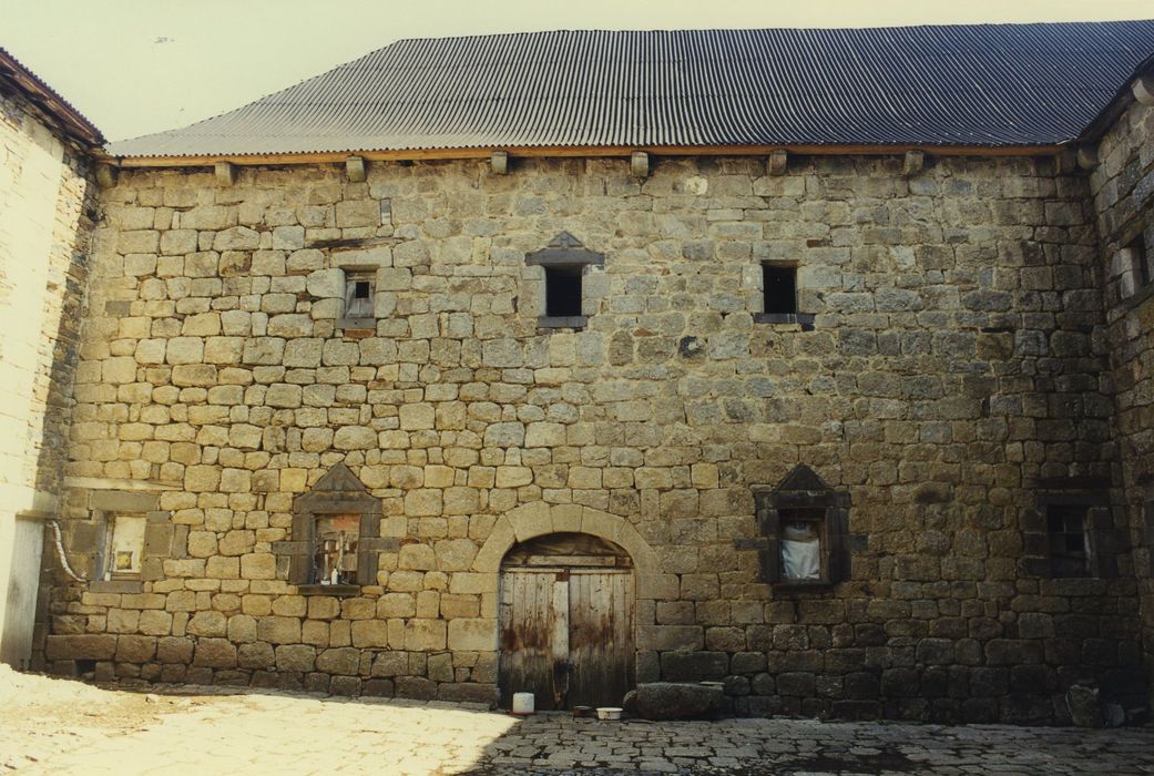 Château de Montvallat : Cour intérieure, aile nord, façade sud, vue générale