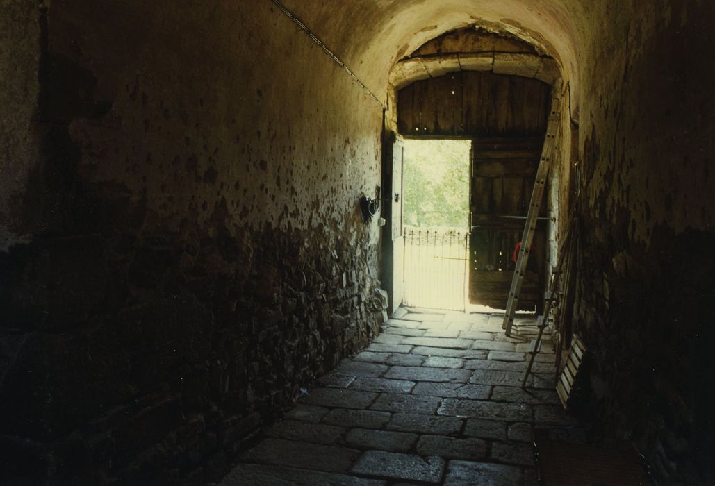 Château de Montvallat : Aile sud, rez-de-chaussée, vestibule d’entrée, vue générale