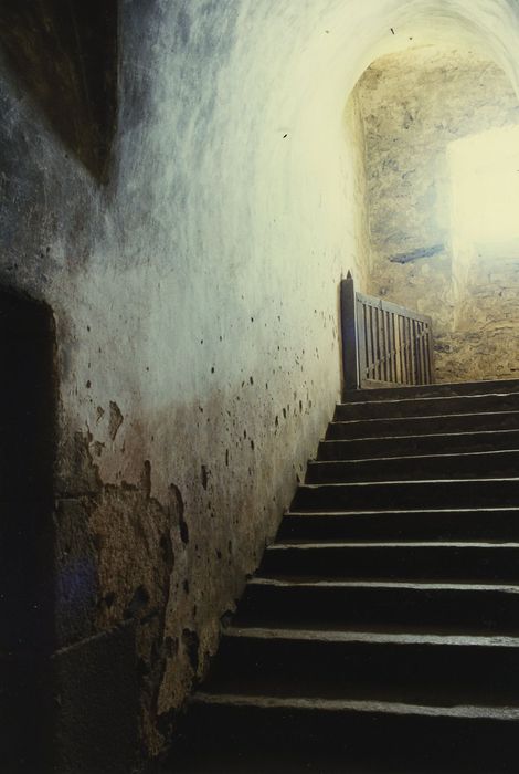 Château de Montvallat : Aile sud, escalier, vue partielle