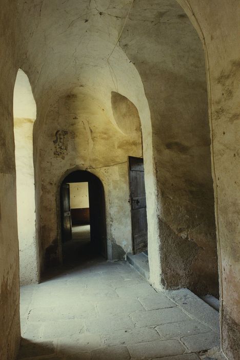 Château de Montvallat : Aile sud, palier du 1er étage, vue générale