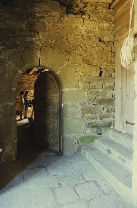 Château de Montvallat : Aile sud, escalier, palier du second étage, vue partielle