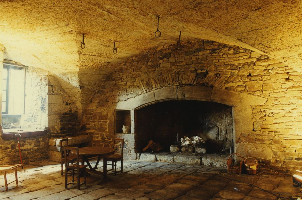 Château de Montvallat : Rez-de-chaussée, cuisine, vue partielle