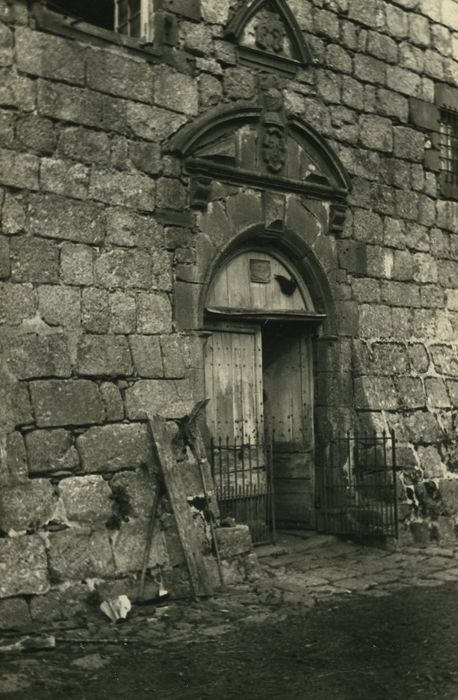 Château de Montvallat : Façade sud, portail d’accès, vue générale