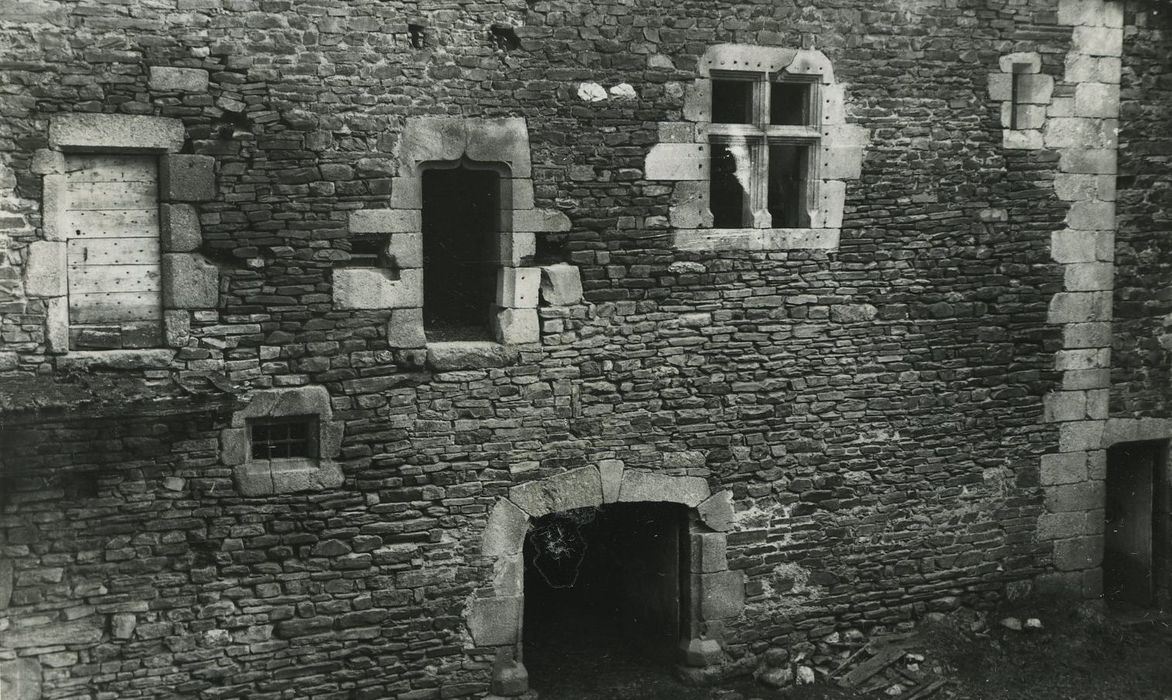 Château de Montvallat : Cour intérieure, aile ouest, façade est, vue partielle