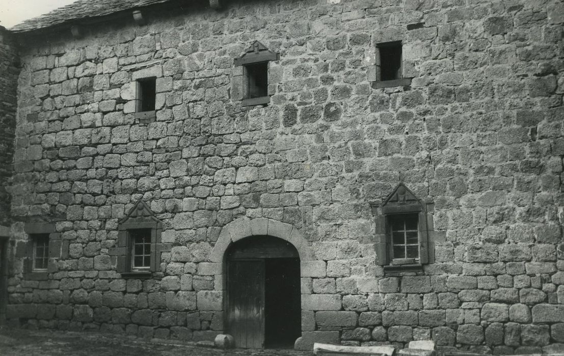 Château de Montvallat : Cour intérieure, aile nord, façade sud, vue partielle