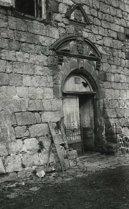 Château de Montvallat : Façade sud, portail d’accès, vue générale