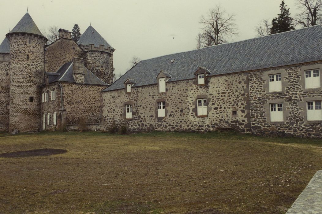 Château : Communs, façade sud, vue générale