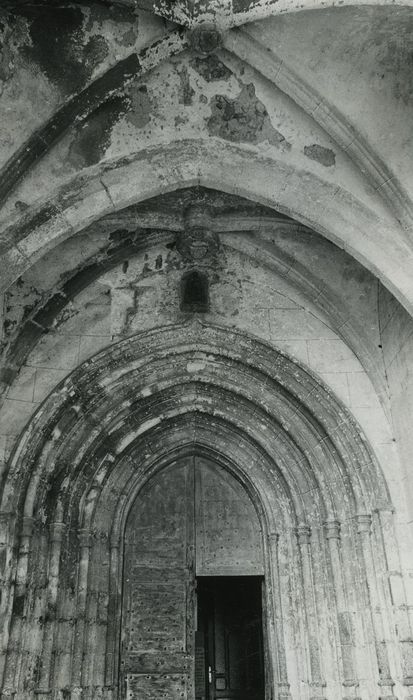 Eglise Saint-Léger : Portail d’accès sud, vue générale