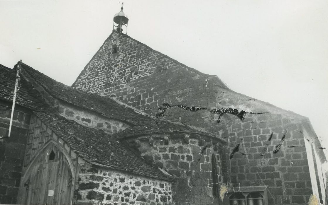 Eglise Saint-Léger : Chevet, vue partielle