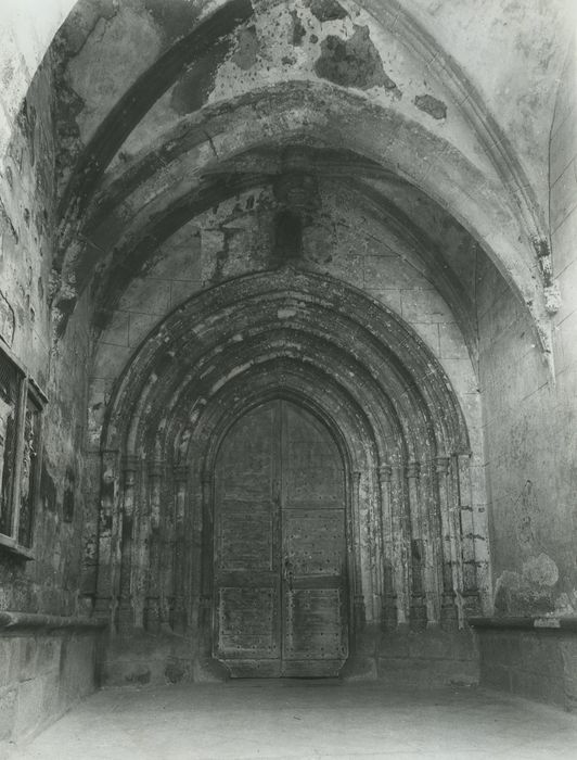 Eglise Saint-Léger : Portail d’accès sud, vue générale