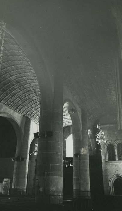 Eglise Saint-Léger : Nef et collatéral nord, vue partielle