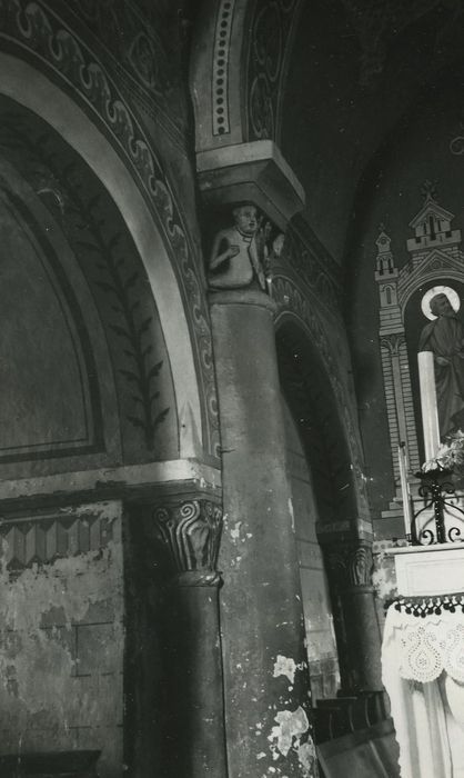 Eglise Saint-Léger : Choeur, détail d’un chapiteau