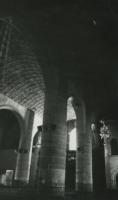 Eglise Saint-Léger : Nef et collatéral nord, vue partielle