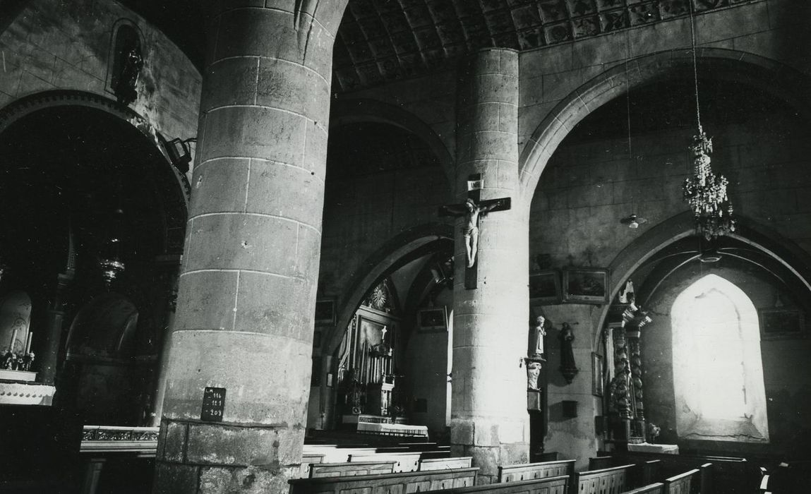 Eglise Saint-Léger : Nef et collatéral sud, vue partielle