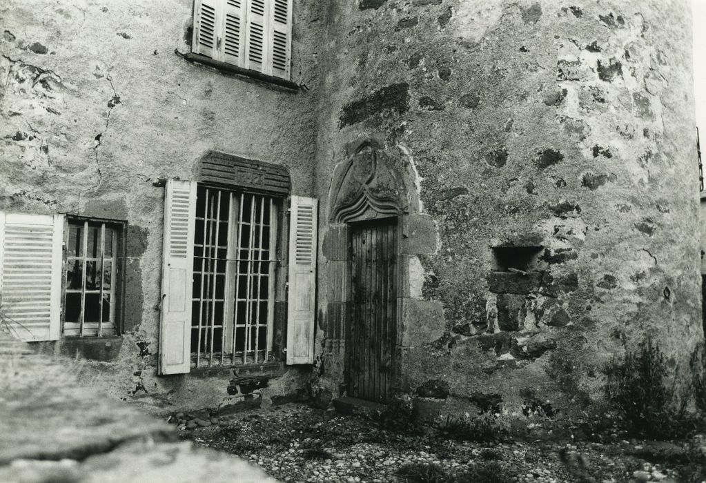 Château d'Escorolles : Porte d’accès sud à la tourelle d’escalier