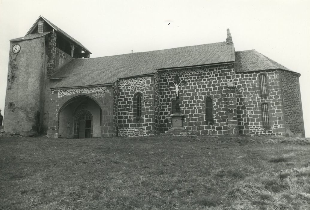 Eglise Saint-Amand : Façade latérale sud, vue générale