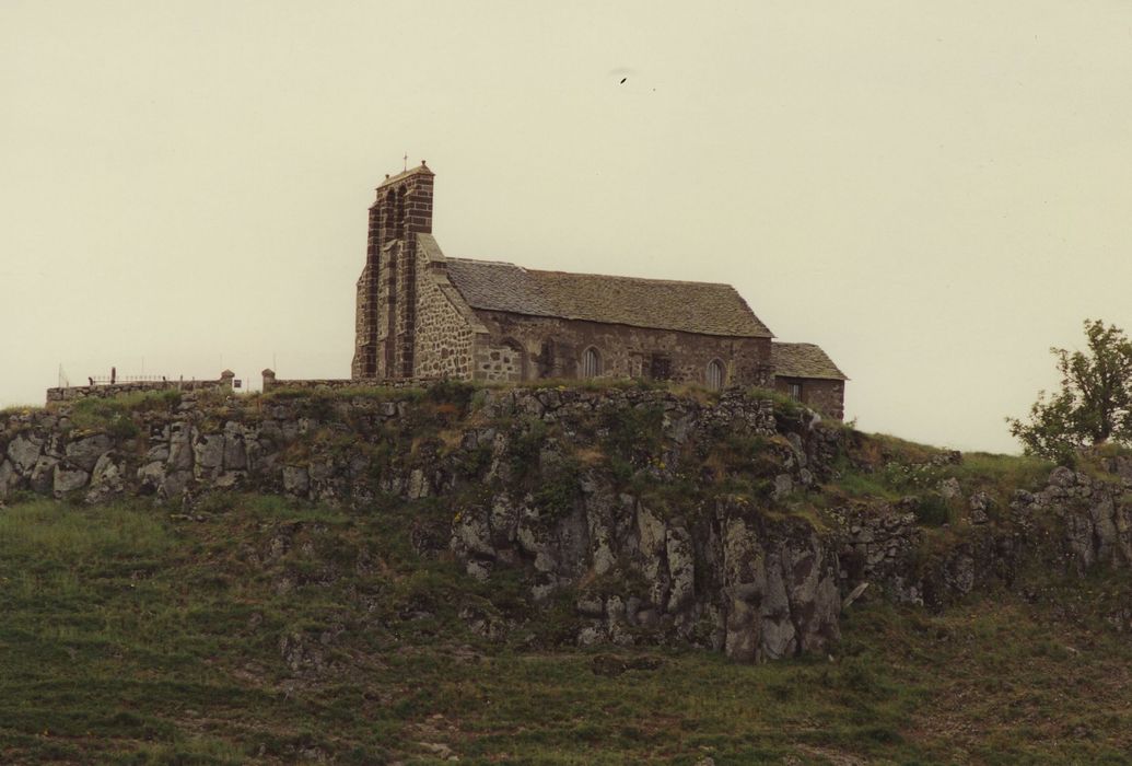 Eglise Saint-Roch de Fortuniès : Vue générale de l’église dans son environnement depuis le Sud-Ouest