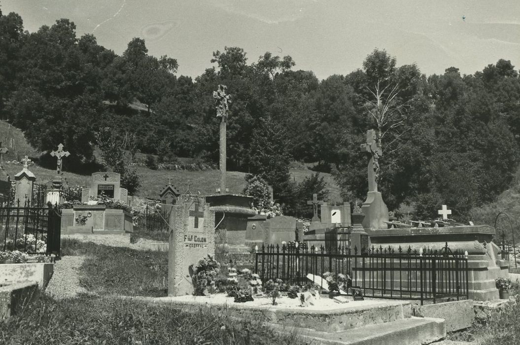 Croix de cimetière : Vue générale de la croix dans son environnement