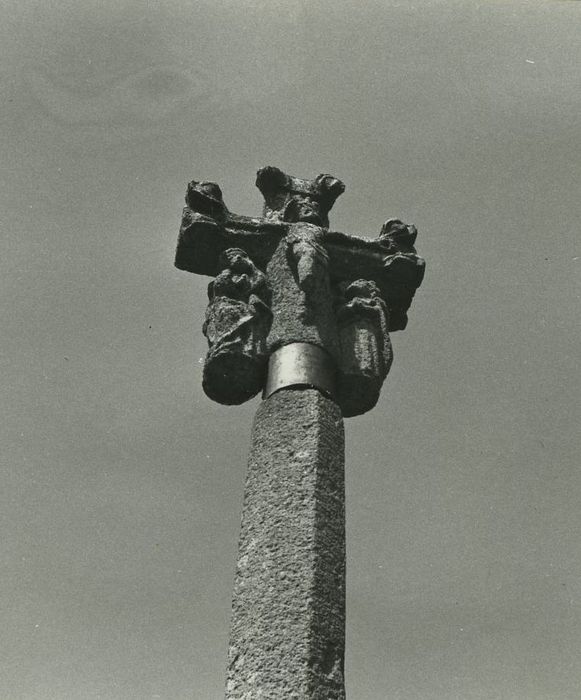 Croix de cimetière, vue partielle