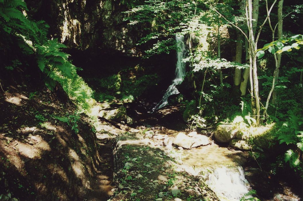 Moulin de Drils : Vue partielle du canal d’amenée d’eau