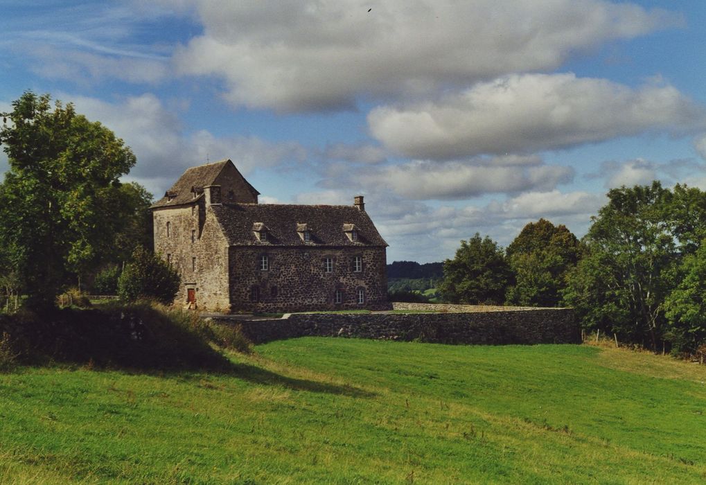 Château de Ferluc : Vue générale du château dans son environnement depuis le Sud-Est