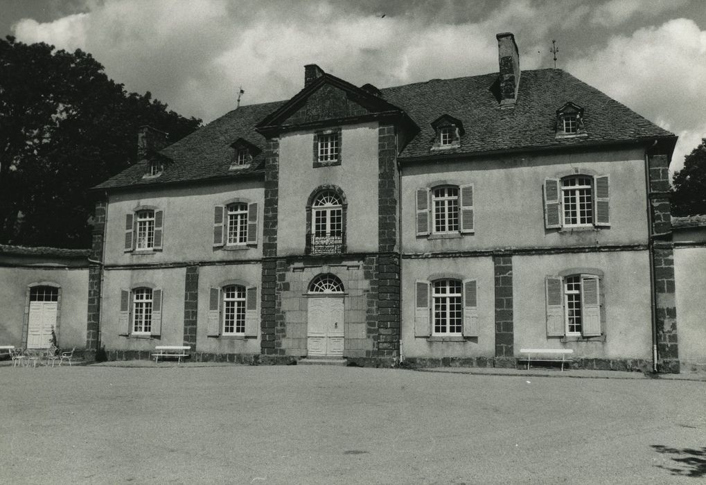 Château du Chassan : Façade ouest, vue générale