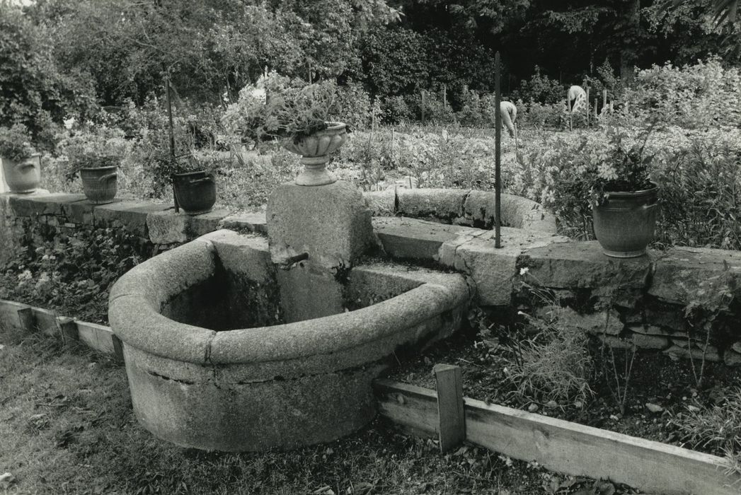 Château du Chassan : Potager, détail de la fontaine, vue générale