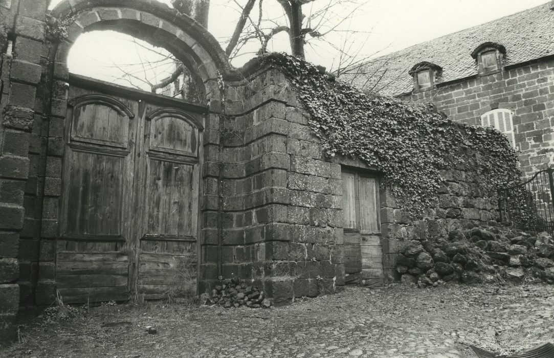 Château de Lamargé : Portail d’accès est à la cour, vue générale