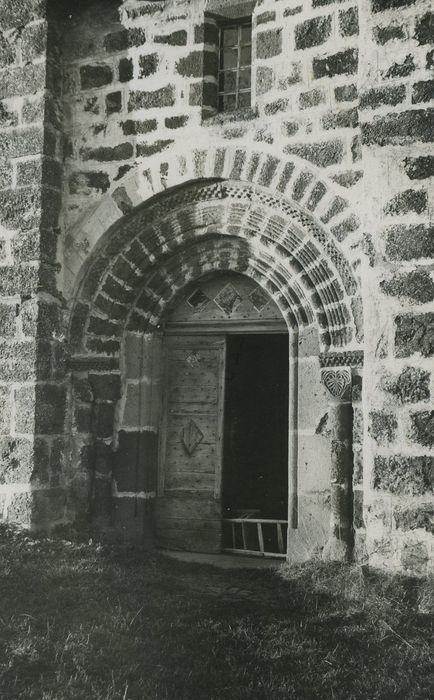 Eglise de la Nativité de la Vierge : Portail d’accès sud, vue générale